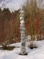 Steinsäule auf Schraubfundament