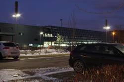 Firmenparkplatz bei Nacht.