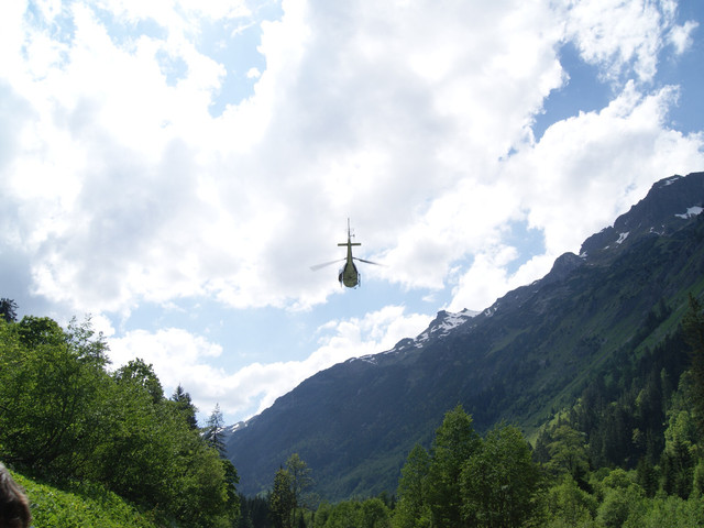 Anflug mit Hubschrauber